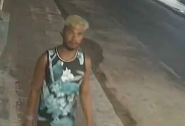 VÍDEO: Homem furta câmera de segurança de loja no Centro de Arapiraca