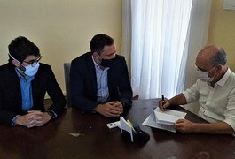 Prefeitura de Penedo e Fundação Raimundo Marinho assinam convênio