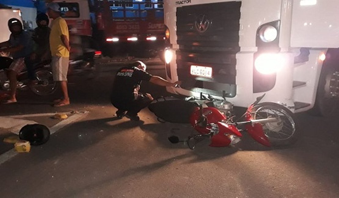 Colisão entre carreta e moto é registrada no bairro Canafístula, em Arapiraca