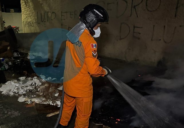 Fogo em entulho assusta moradores no Alto do Cruzeiro, em Arapiraca
