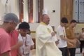 VÍDEO: Padre viraliza nas redes sociais ao dançar 'Passinho do Jamal' com jovens dentro da igreja