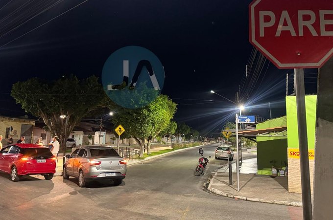 Veículos de passeio colidem em cruzamento perigoso, em Arapiraca