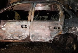Carro fica completamente destruído após incêndio em Maceió
