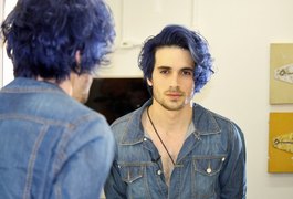 Fiuk pinta o cabelo de azul e explica o motivo do novo visual