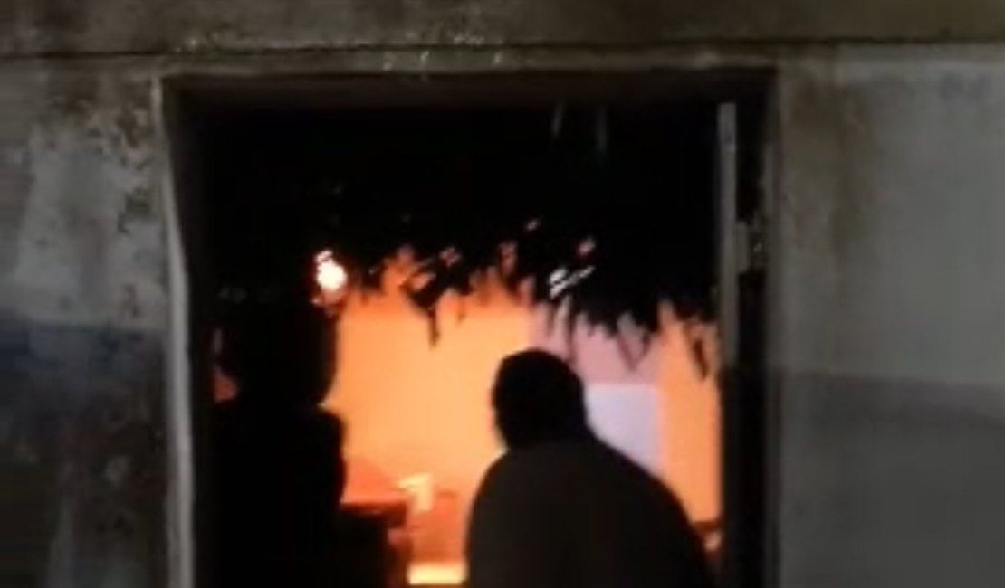 Polícia prende jovem suspeita de matar a própria mãe em incêndio criminoso em Arapiraca