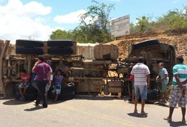 Caçamba carregada de areia tomba em Arapiraca