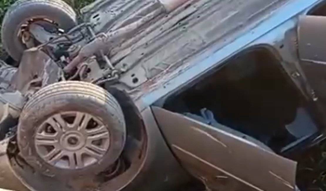 Capotamento de carro deixa duas pessoas feridas em Poço das Trincheiras
