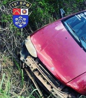 Carro roubado em Palmeira dos Índios é recuperado após acidente na AL 115
