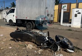 Mulher fica gravemente ferida após ser atropelada por caminhão no bairro Canafístula