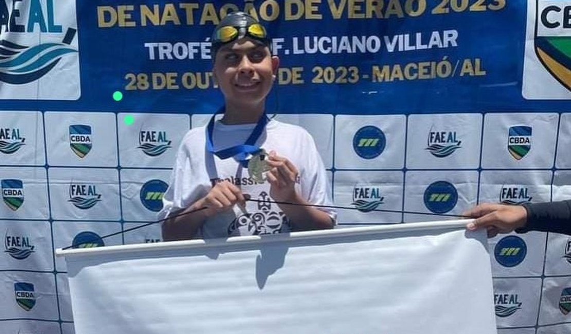 Atleta paralímpico arapiraquense conquista medalha de ouro no Alagoano de Natação em Maceió