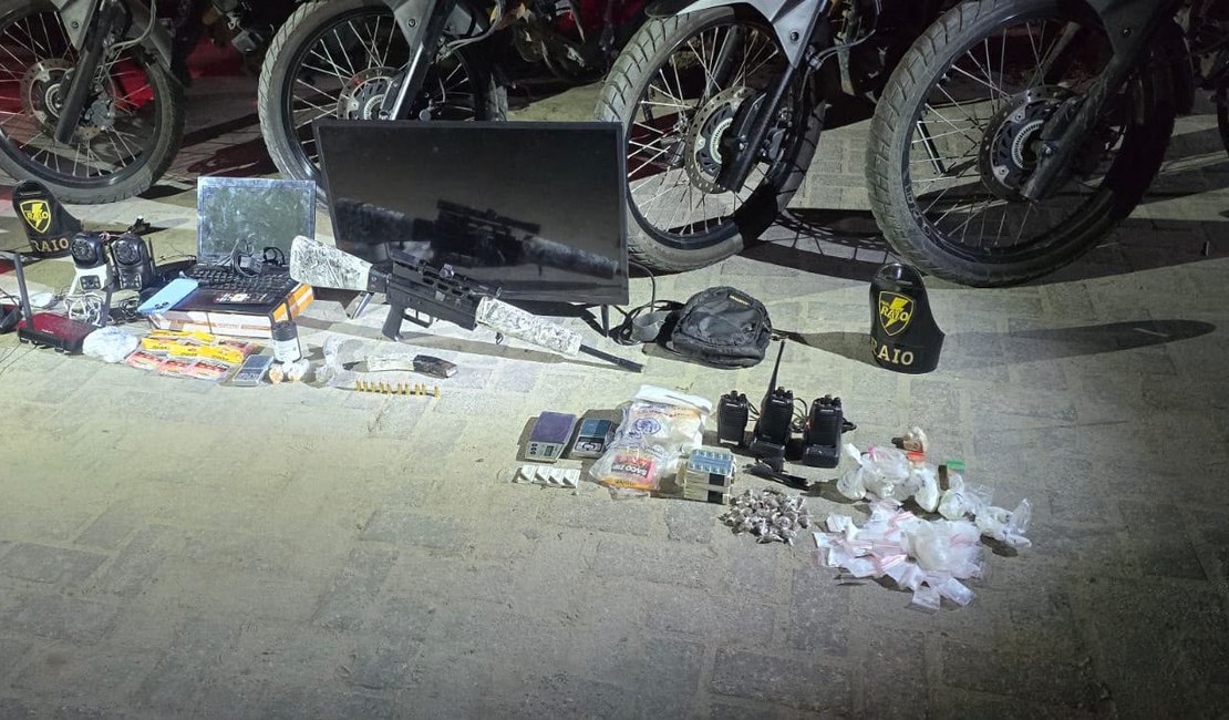 Companhia de Raio prende dois homens com fuzil durante operação em Maceió
