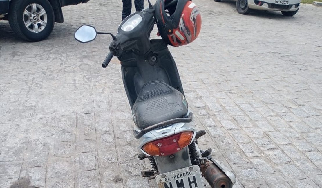 Motocicleta com queixa de roubo é localizada em residência após homem que guardou veículo entrar em contato com a PMAL