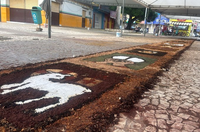 Jovens confeccionam tapete de pó de serra para celebração de Corpus Christi em Arapiraca