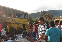 Acidente com ônibus, carreta e trator deixa 14 mortos na Bahia, diz PRF