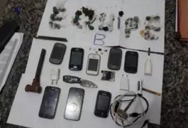 Agentes penitenciários apreendem armas e celulares no Cadeião