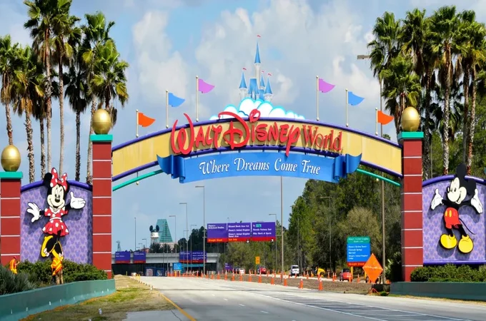 Dois suspeitos de atacar cão Orelha estão na Disney; polícia quer evitar protesto no aeroporto