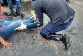 Colisão entre moto e caminhão deixa uma mulher ferida no Centro de Arapiraca