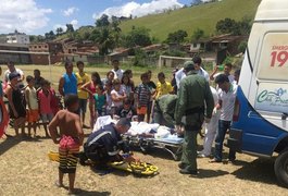Homem tem mal súbito durante jogo de futebol e é socorrido pelo Grupamento Aéreo