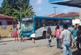 População apedreja ônibus após idoso morrer atropelado no Jardim Petrópolis
