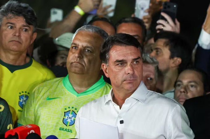 PL, partido de Flávio Bolsonaro, reconhece resultado da eleição, mas cobra esclarecimentos