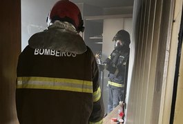 Residência pega fogo e mulher é levada ao hospital, em Maceió