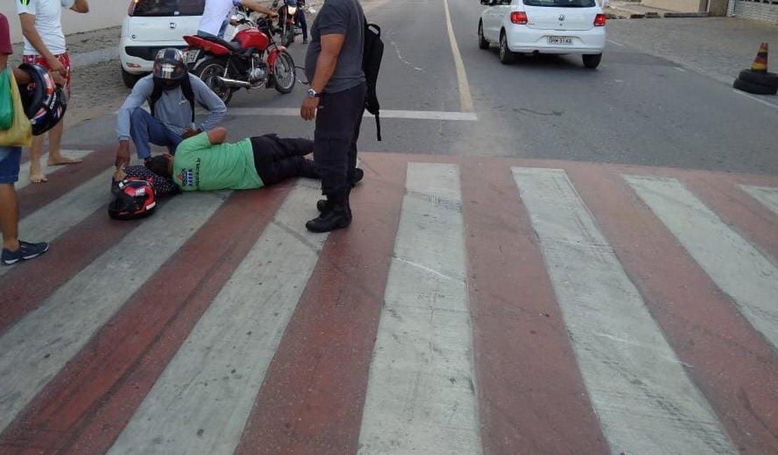 Motorista faz conversão proibida e atinge guarda municipal na 'Igrejinha', em Arapiraca