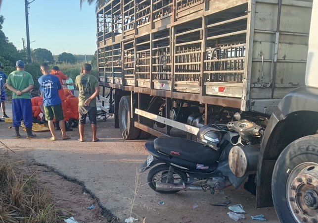 Acidente entre moto e caminhão deixa dois feridos na zona rural de Arapiraca