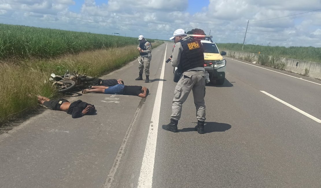 Trio é detido em flagrante com moto roubada, arma de fogo e posse de drogas, na AL-220