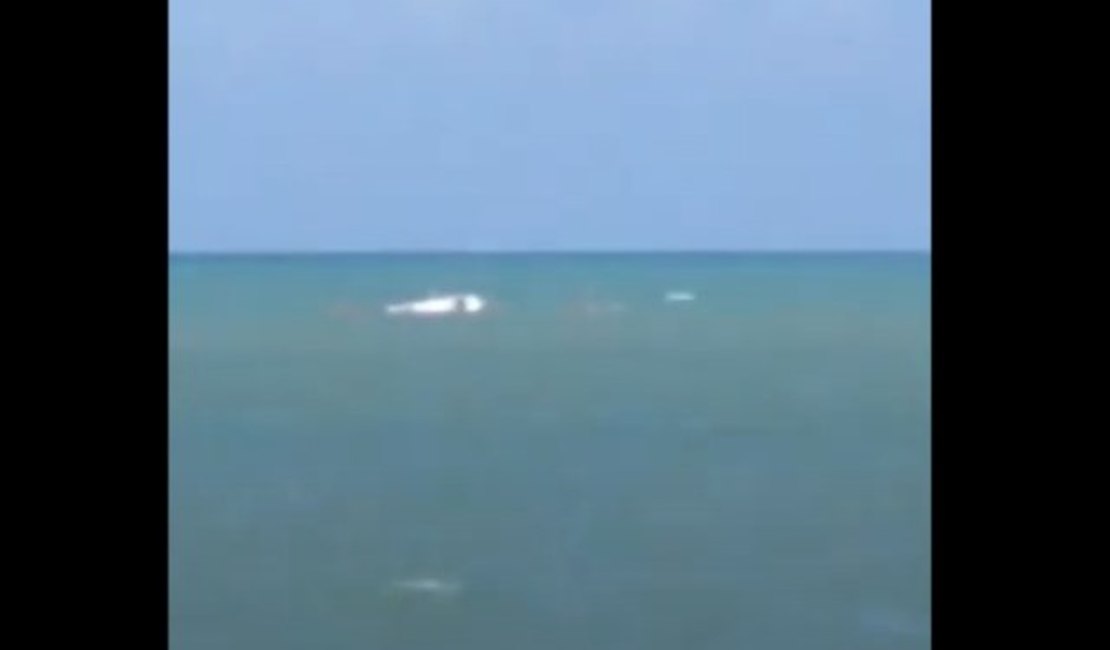 Vídeo. Passageiros são resgatados após embarcação virar na Ilha da Croa, Barra de São Miguel