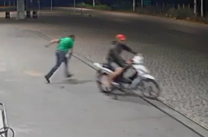 VÍDEO: Câmeras de posto de combustíveis mostram roubo e fuga de criminoso, em Arapiraca