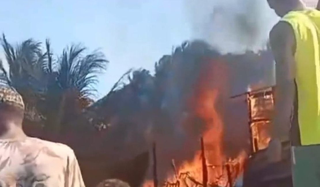 Barracos da Vila Emater pegam fogo e assustam populares, em Maceió