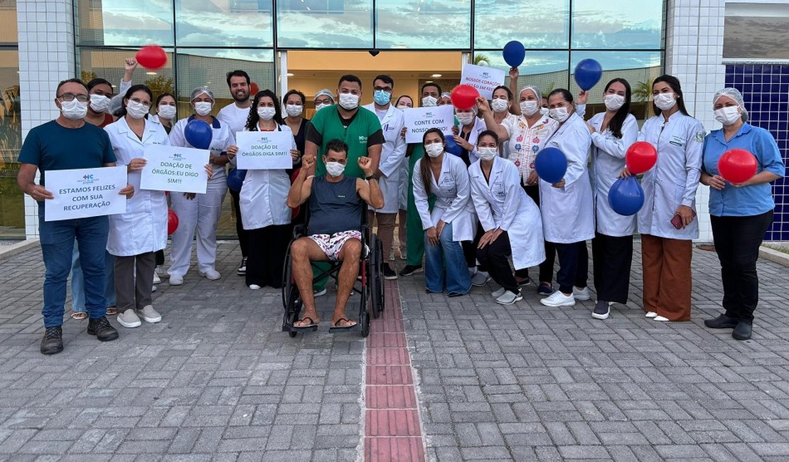 Primeiro transplantado hepático da rede estadual recebe alta do Hospital do Coração Alagoano