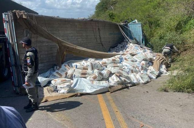 Motorista morre após caminhão carregado de sal tombar na Serra das Pias, em Palmeira dos Índios