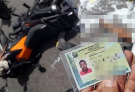 Jovem motociclista é atingido por caminhão após colisão e morre em avenida de Maceió