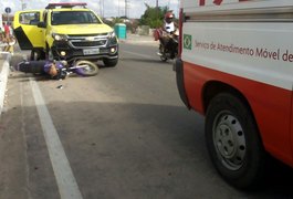 Homens tentam fugir de abordagem e caem da moto após colisão com viatura da Força Tarefa