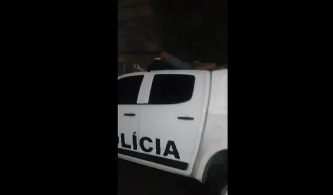 Adolescente sobe em viatura e dorme no teto para 'aguardar a chegada dos policiais' em Pernambuco; jovem foi apreendido