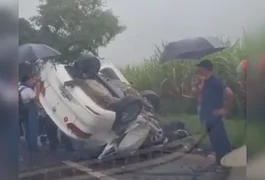 Grave acidente entre carro e caminhão carregado de areia deixa motorista presa às ferragens em rodovia de Alagoas