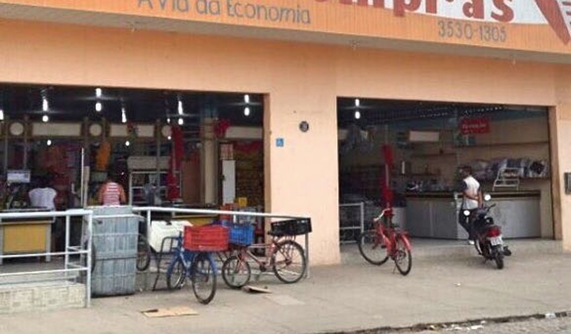Homem invade mercadinho, ameaça comerciante e é atingido por tiros em Arapiraca