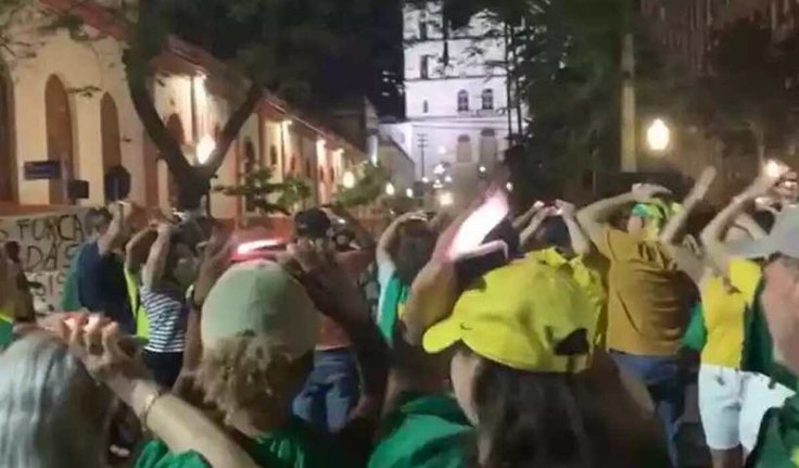 Apoiadores de Bolsonaro tentam se comunicar com 'ETs' e pedem 'intervenção alienígena' em Porto Alegre