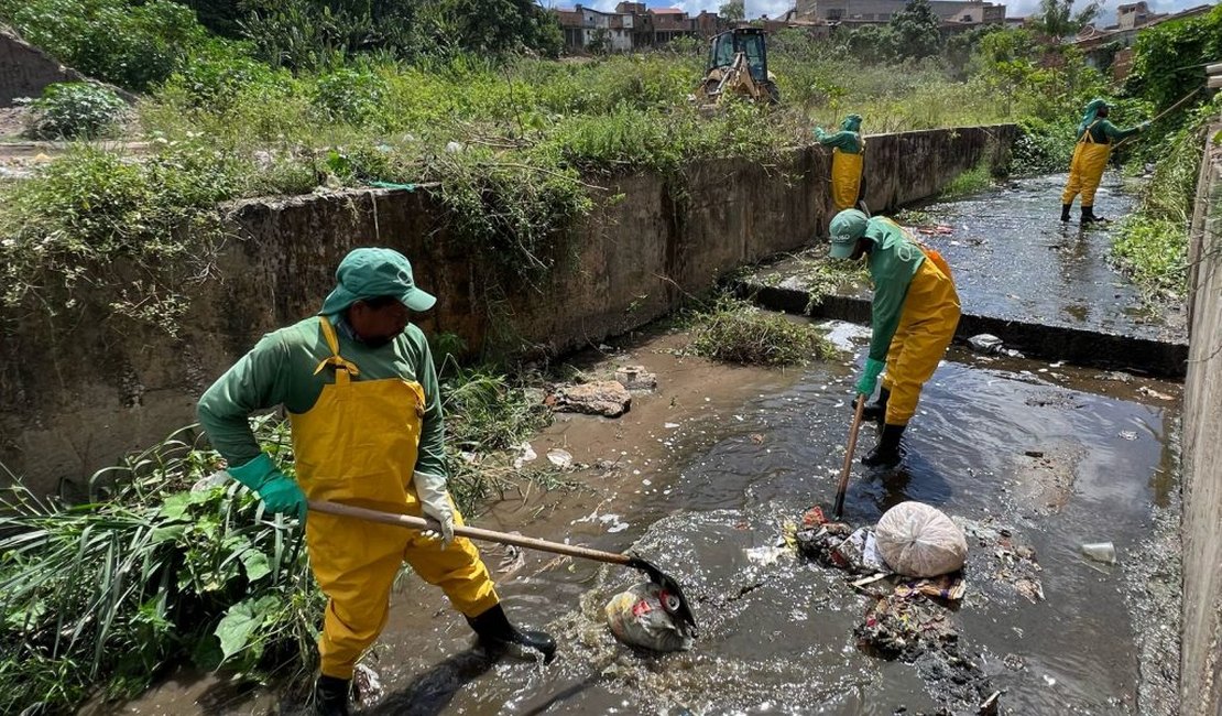 Prefeitura de Arapiraca realiza mutirão de limpeza e lança novo projeto de recolhimento de entulhos no Manoel Teles