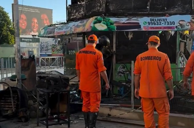 Banca de revistas localizada na Praça Manoel André fica destruída após incêndio