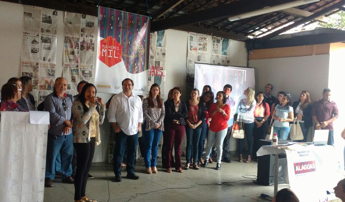 Governo entrega kits profissionalizantes ao Programa Mulheres Mil em Arapiraca