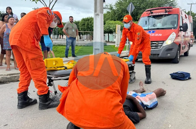 Idoso em cinquentinha colide na traseira de moto e fica ferido ao cair com rosto no asfalto, em Arapiraca