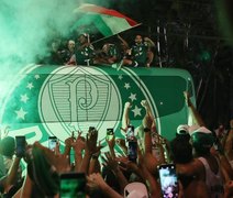 Após conquista da Libertadores, Palmeiras é recebido pela torcida com corredor verde, em SP