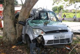 Uma pessoa morre e outra fica presa às ferragens após carro colidir com árvore, em Rio Largo