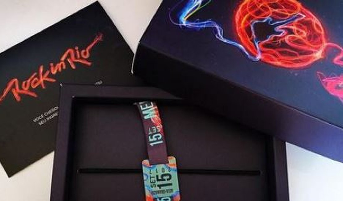Fã coloca pulseira de festival e descobre que só pode tirar em setembro
