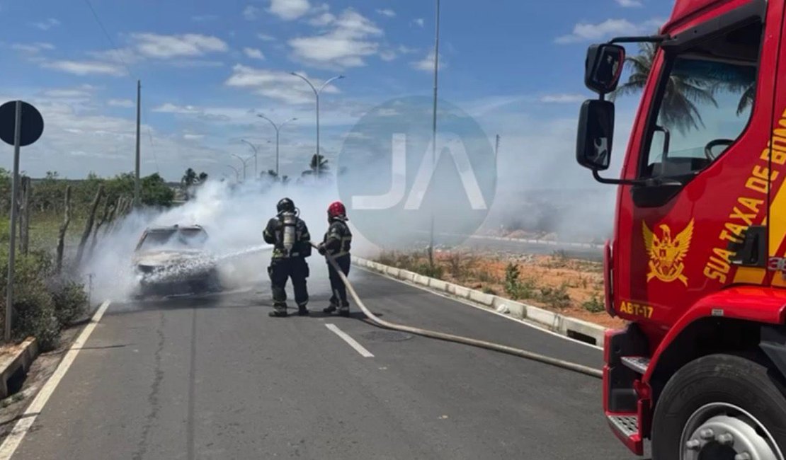 VÍDEO. Veículo pega fogo e fica completamente destruído no bairro João Paulo II, em Arapiraca