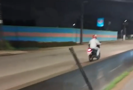 VÍDEO: Motociclista é flagrado na contramão da AL-220, em Arapiraca: 'Bebo cego'
