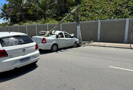 Motorista tenta desviar de carroça e bate em poste, em Maceió
