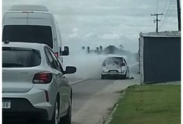Vídeo. Carro pega fogo e assusta motoristas e pedestres em rodovia alagoana
